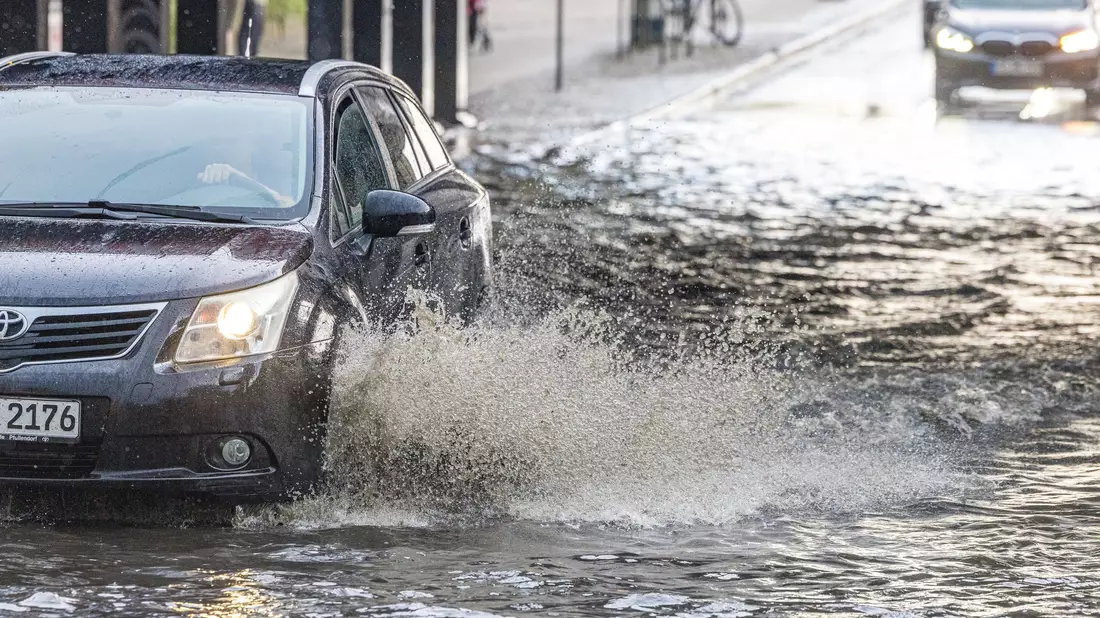 In einigen Regionen Deutschlands standen Straßen zumindest kurzzeitig unter Wasser.  - Bild: Frank Hammerschmidt/dpa