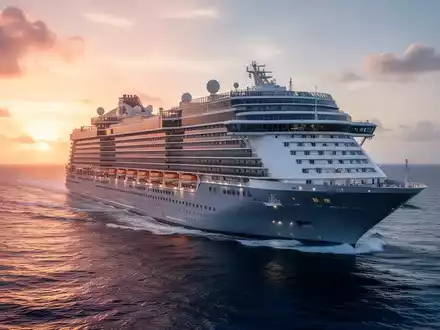 Ein großes Kreuzfahrtschiff auf offener See bei Sonnenaufgang, mit dem Bug zum Betrachter gerichtet. - Foto: über boerse-global.de
