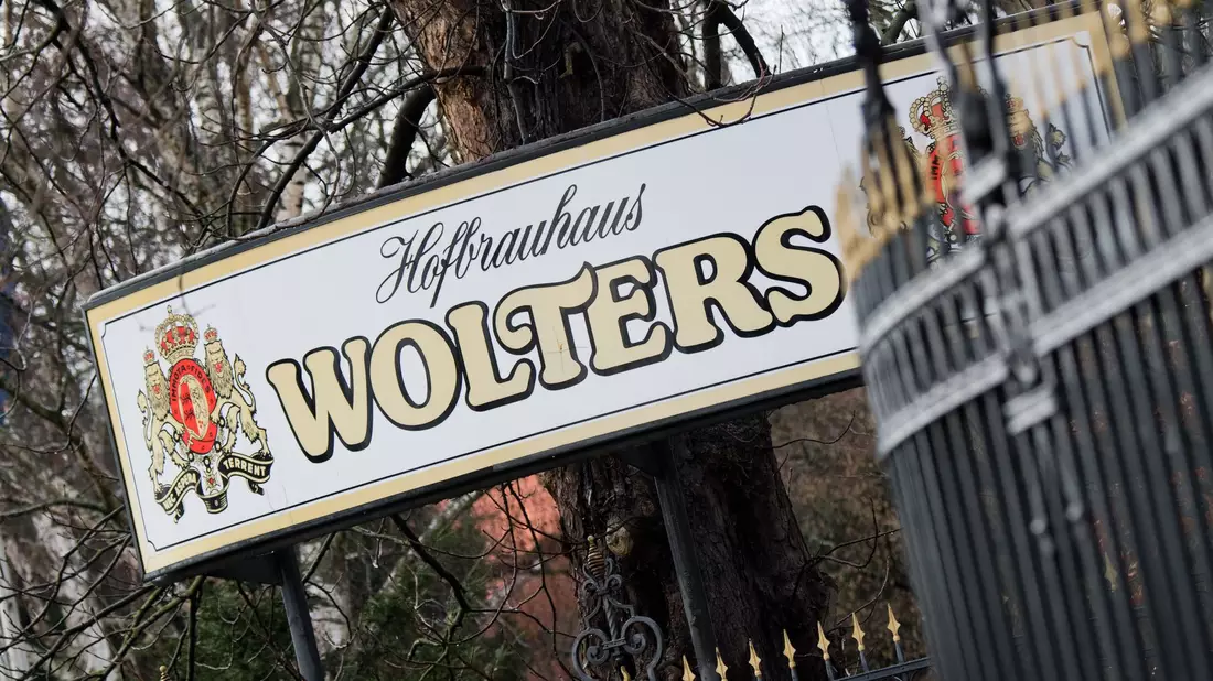 Die Brauerei Wolters stellt Antrag auf Insolvenz in Eigenregie. (Archivfoto)  - Bild: Julian Stratenschulte/dpa