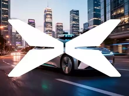 Ein futuristisches, autonomes Robotaxi von XPeng fährt bei Dämmerung durch eine moderne Stadt. Im Hintergrund eine beleuchtete Skyline. - Foto: über boerse-global.de
