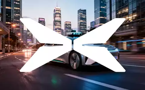 Ein futuristisches, autonomes Robotaxi von XPeng fährt bei Dämmerung durch eine moderne Stadt. Im Hintergrund eine beleuchtete Skyline. - Foto: über boerse-global.de