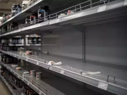 Leere Regale in einem Supermarkt, wo normalerweise Proteinpulver und Nahrungsergänzungsmittel stehen, als Symbol für Lieferengpässe. - Foto: über boerse-global.de