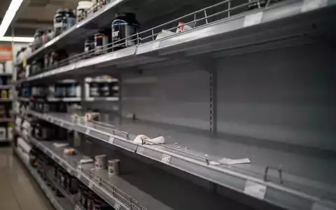 Leere Regale in einem Supermarkt, wo normalerweise Proteinpulver und Nahrungsergänzungsmittel stehen, als Symbol für Lieferengpässe. - Foto: über boerse-global.de