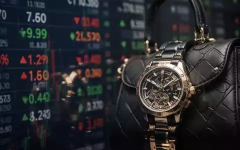 Eine luxuriöse Handtasche oder Uhr mit einer verschwommenen Börsenanzeige im Hintergrund, die Halbjahreszahlen andeutet. - Foto: über boerse-global.de