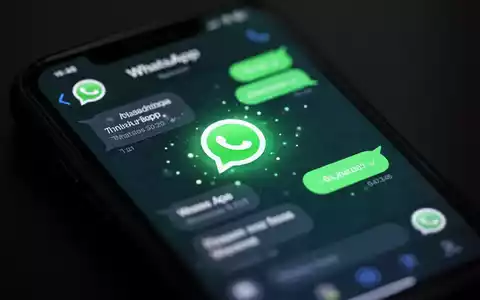 Close-up of a smartphone screen showing animated WhatsApp message bubbles in a chat, with a subtle glow against a dark background. - Foto: über boerse-global.de