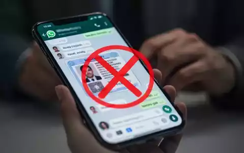 Ein Smartphone zeigt einen WhatsApp-Chat mit einer unscharfen Ausweiskopie und einem roten Warnsymbol, im Hintergrund Hände. - Foto: über boerse-global.de