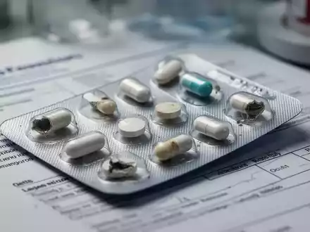 Nahaufnahme einer Medikamenten-Blisterpackung, die auf Fehler oder Rückrufe bei pharmazeutischen Produkten hinweist. - Foto: über boerse-global.de