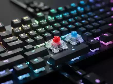 A close-up of a modern mechanical keyboard with colorful backlighting, emphasizing its keys and internal components. - Foto: über boerse-global.de