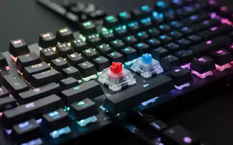 A close-up of a modern mechanical keyboard with colorful backlighting, emphasizing its keys and internal components. - Foto: über boerse-global.de
