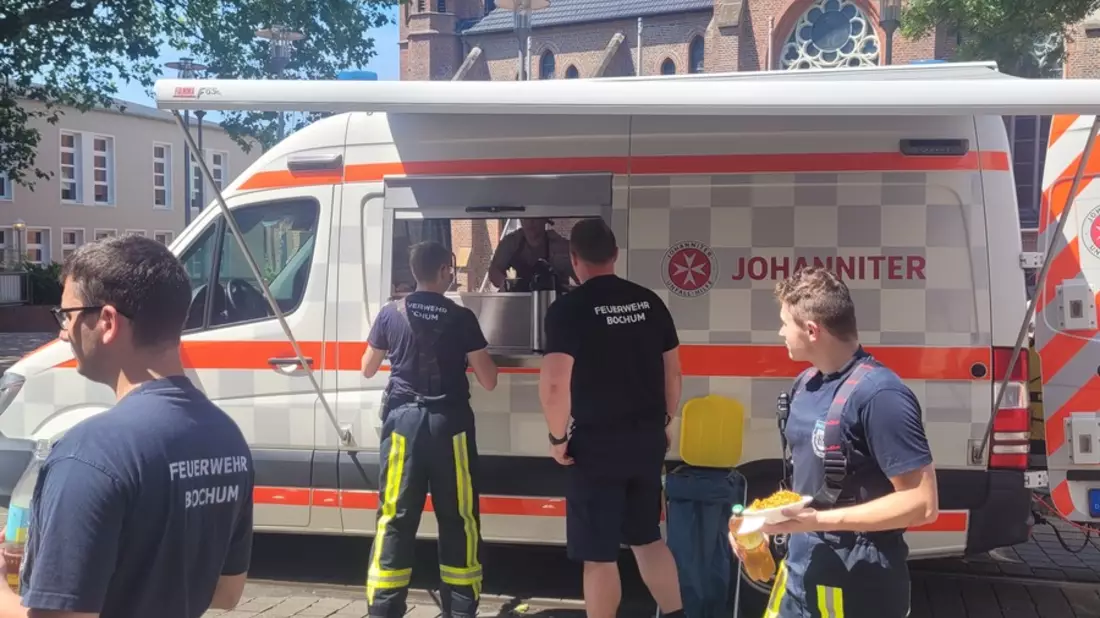 FW-BO: Glutnester an der Hattinger Straße - Feuerwehr Wuppertal unterstützt mit Spezialgerät - Bild: presseportal.de