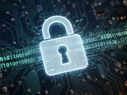 A glowing digital padlock icon over a circuit board with binary code, symbolizing cybersecurity updates and deadlines for Windows and Linux. - Foto: über boerse-global.de