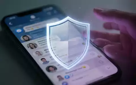 Ein stilisiertes, leuchtendes digitales Schild schützt eine Smartphone-Bildschirmansicht mit Messenger-Apps, symbolisierend Kinderschutz online. - Foto: über boerse-global.de