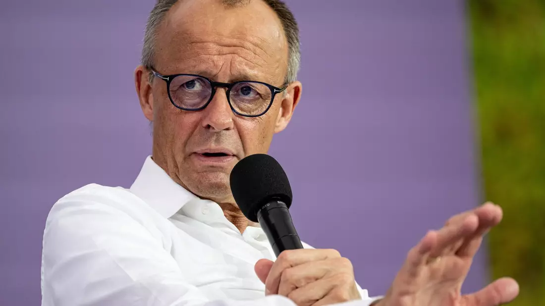 Friedrich Merz sagt, er sei unempfindlich gegenüber persönlichen Anwürfen.  - Bild: Fabian Sommer/dpa