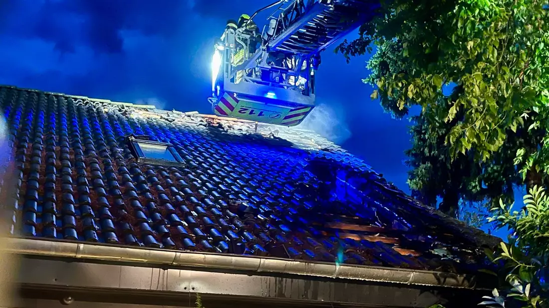 FW Ratingen: Dachstuhlbrand in Ratingen-Süd - Bild: presseportal.de