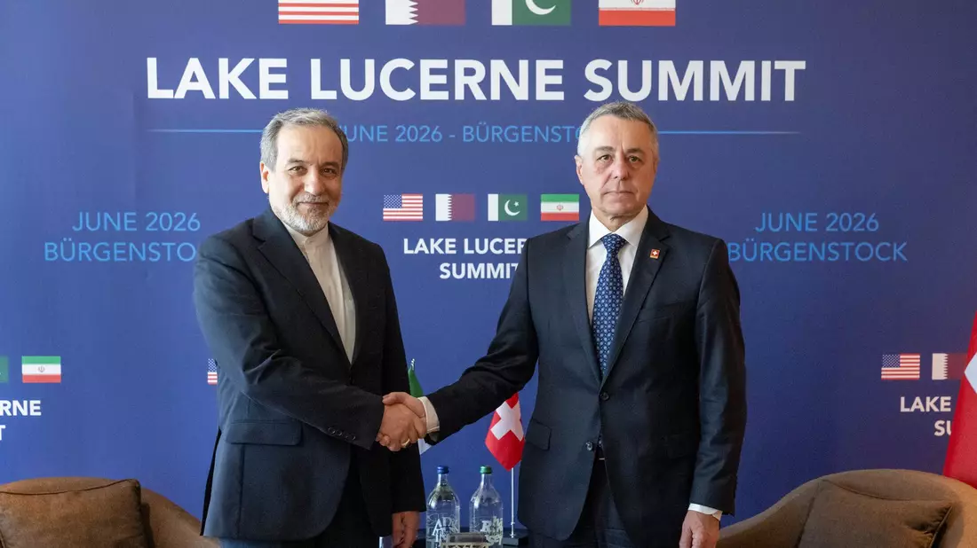Der Schweizer Außenminister Ignazio Cassis traf sich mit seinem iranischen Amtskollegen Abbas Araghtschi. - Bild: Urs Flueeler/KEYSTONE/dpa