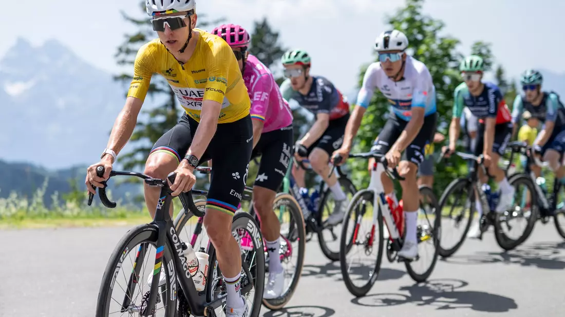 Hat die Tour de Suisse souverän gewonnen: Tadej Pogacar. - Bild: Gian Ehrenzeller/KEYSTONE/dpa