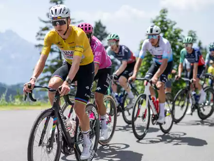 Hat die Tour de Suisse souverän gewonnen: Tadej Pogacar. - Foto: Gian Ehrenzeller/KEYSTONE/dpa