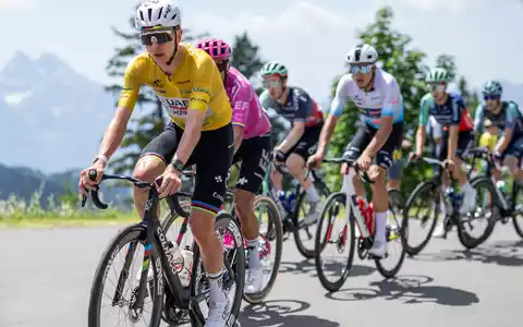 Hat die Tour de Suisse souverän gewonnen: Tadej Pogacar. - Foto: Gian Ehrenzeller/KEYSTONE/dpa