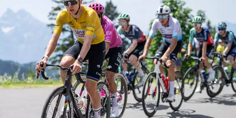 Hat die Tour de Suisse souverän gewonnen: Tadej Pogacar. - Foto: Gian Ehrenzeller/KEYSTONE/dpa