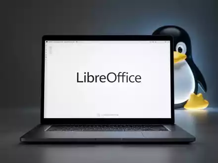 Ein Laptop-Bildschirm zeigt den LibreOffice-Startbildschirm mit einem subtilen Linux-Pinguin im Hintergrund. - Foto: über boerse-global.de
