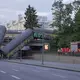 Auf der Eisenbahnbrücke, wo die Gleise über eine Weichenverbindung zusammengeführt werden, soll ein Güterzug auf das Gleis mit dem anderen Zug geleitet worden sein. - Bild: Ehsan Monajati/dpa