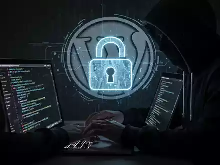 A shadowy figure types on a laptop, with code on the screen and a digital padlock over a WordPress logo in the background. - Foto: über boerse-global.de