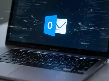 Close-up of a MacBook keyboard with the Outlook icon on the screen, showing a subtle digital glitch. - Foto: über boerse-global.de