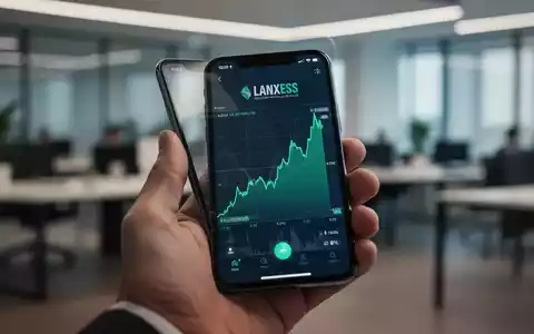 Eine Hand hält ein Smartphone mit einer Börsen-App, die einen steigenden Kurs und die Farben des Lanxess-Logos zeigt. - Foto: über boerse-global.de