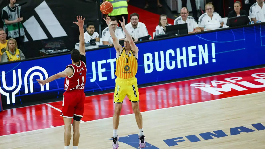 Bayern und Alba stehen sich im finalen Showdown der Basketball-Bundesliga gegenüber. - Bild: Matthias Stickel/dpa