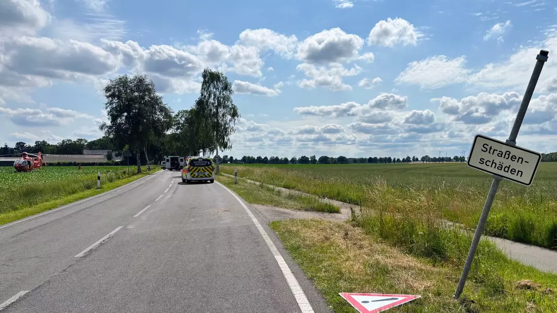 POL-STD: Ahlerstedt: Schwerer Motorradunfall auf der Landesstraße 127 - 22-Jähriger von Rettungshubschrauber in Klinik geflogen - Bild: presseportal.de