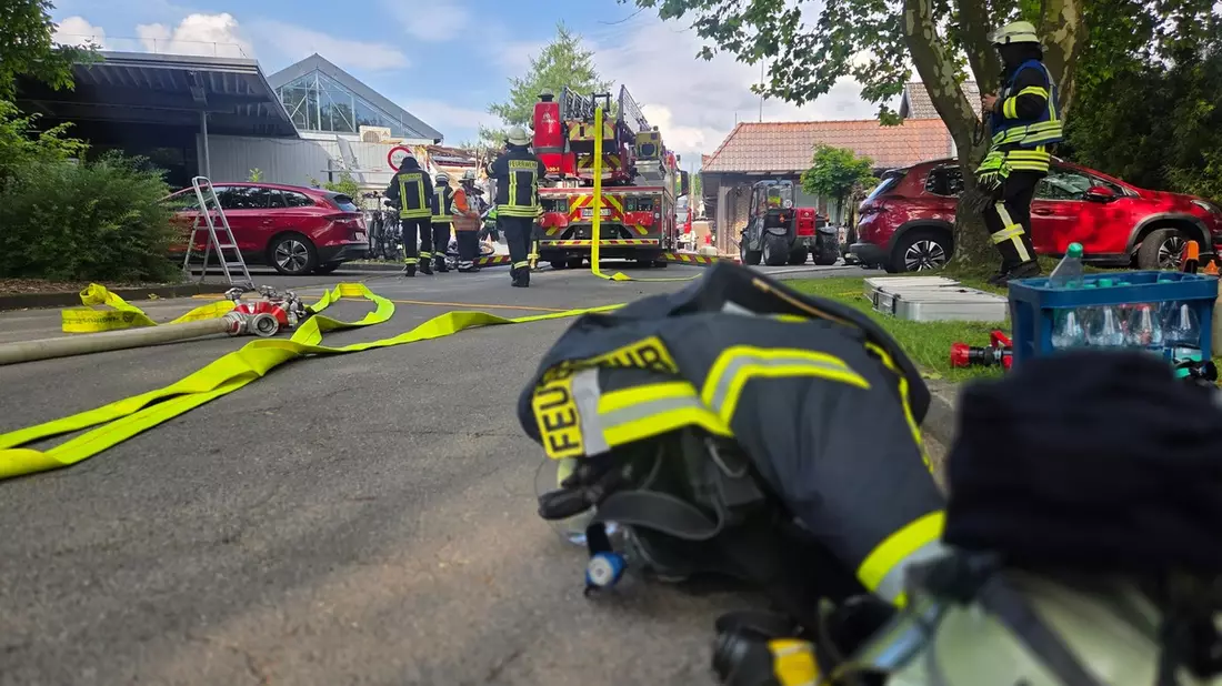 FW-ROW: Feuer an Veranstaltungshalle in Fintel: Außenfassade und Dachbereich betroffen - schneller Einsatz verhindert größere Ausbreitung - Bild: presseportal.de