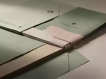 Nahaufnahme von modernen, nachhaltigen Verpackungsmaterialien mit Fokus auf Textur und umweltfreundliches Design. - Foto: über boerse-global.de