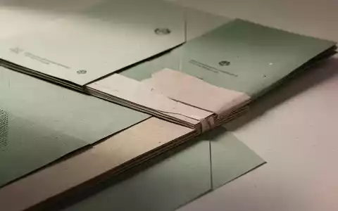 Nahaufnahme von modernen, nachhaltigen Verpackungsmaterialien mit Fokus auf Textur und umweltfreundliches Design. - Foto: über boerse-global.de