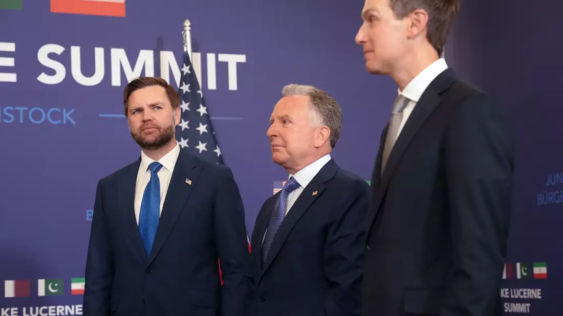 Die US-Delegation führt Vizepräsident JD Vance (l) an. - Bild: Nathan Howard/Pool Reuters/AP/dpa