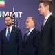 Die US-Delegation führt Vizepräsident JD Vance (l) an. - Bild: Nathan Howard/Pool Reuters/AP/dpa