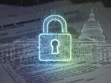 Ein abstraktes, digitales Schloss-Symbol vor verschwommenen Rechtsdokumenten und einem Regierungsgebäude, das Datenschutz und Compliance darstellt. - Foto: über boerse-global.de
