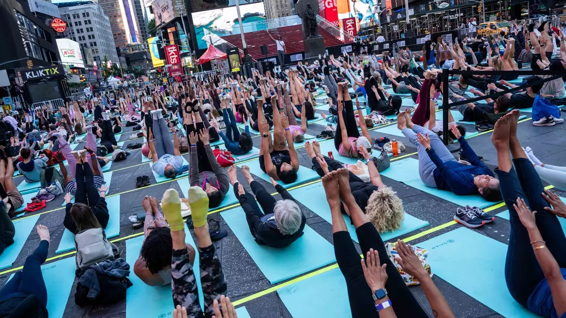 Das Event fiel in diesem Jahr mit dem Internationalen Tag des Yogas zusammen. - Bild: Adam Gray/AP/dpa