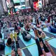 Das Event fiel in diesem Jahr mit dem Internationalen Tag des Yogas zusammen. - Bild: Adam Gray/AP/dpa