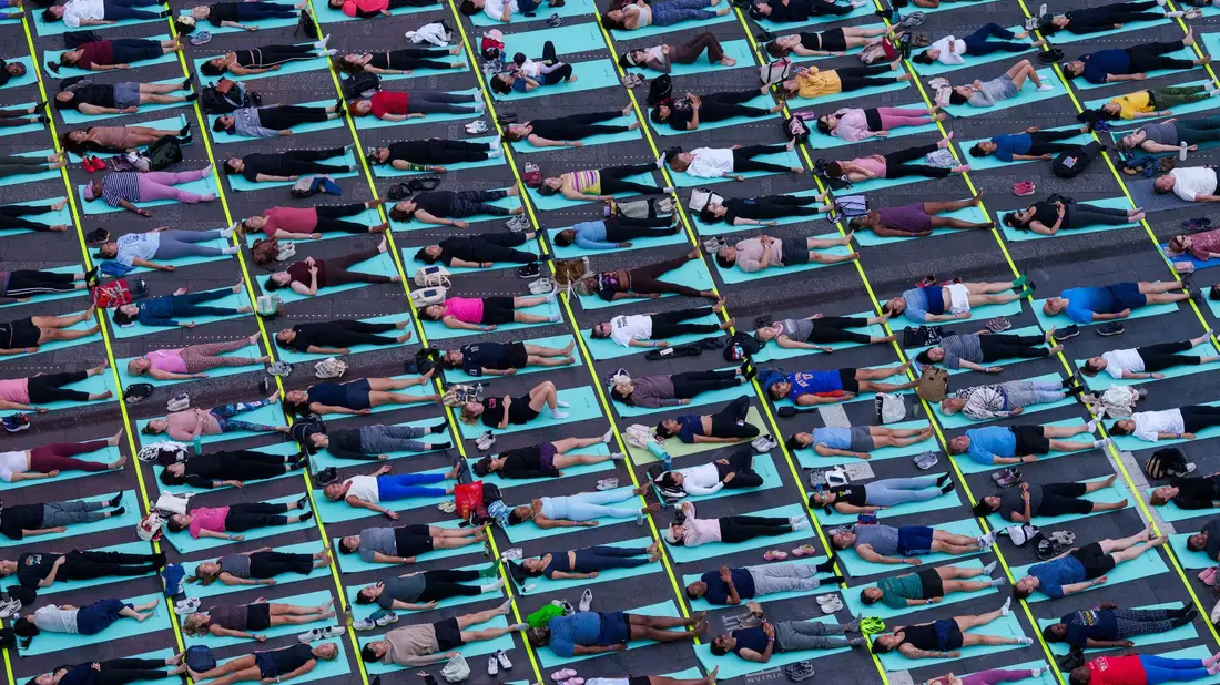 Hunderte Yogis nehmen an Yoga-Kursen im Herzen Manhattans teil. - Bild: Adam Gray/AP/dpa
