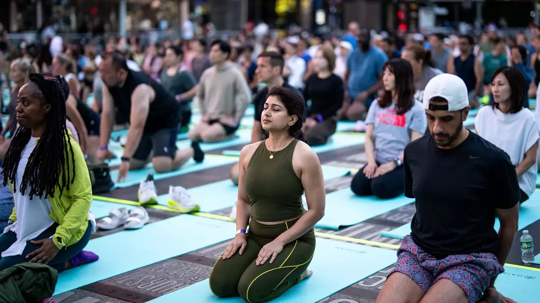 Dicht an dicht reihten sich Yoga-Begeisterte aneinander. - Bild: Adam Gray/AP/dpa