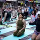 Dicht an dicht reihten sich Yoga-Begeisterte aneinander. - Bild: Adam Gray/AP/dpa