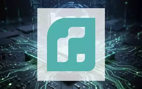 Ein stilisierter, leuchtender Quanten-Chip mit feinen Schaltkreisen und einer subtilen holografischen Projektion des HPE-Logos im Hintergrund. - Foto: über boerse-global.de