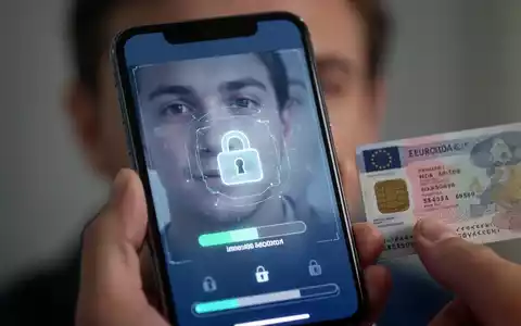 Nahaufnahme eines Smartphones, das einen digitalen Identitätsprüfungsprozess mit Gesichtsscan und Ausweis anzeigt. - Foto: über boerse-global.de