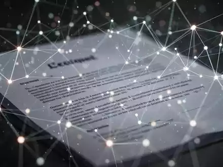 Abstrakte Darstellung eines Netzwerks aus leuchtenden Datenpunkten und Linien, überlagert von einem unscharfen Dokument. - Foto: über boerse-global.de