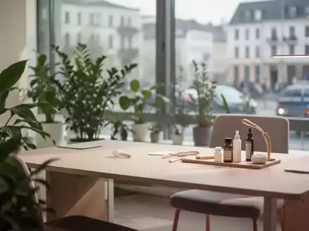 Ein modernes, minimalistisches Heilpraktiker-Büro mit Pflanzen und Licht, das eine ruhige Atmosphäre schafft. - Foto: über boerse-global.de