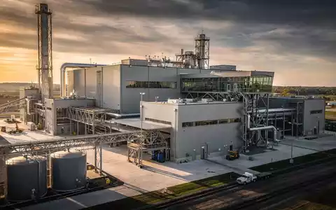 Eine moderne Industrieanlage in Ohio, die ein Graphitverarbeitungswerk darstellt, bei Sonnenuntergang. - Foto: über boerse-global.de