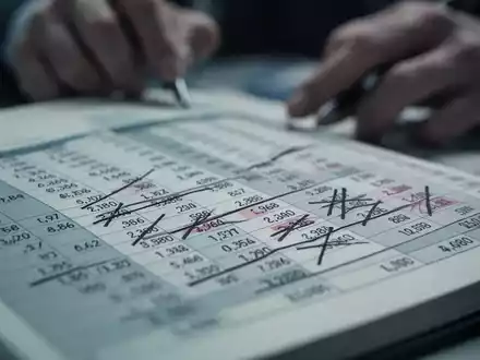 Ein detailliertes Bild eines Finanzbuchs oder einer Tabelle, die Budgetkürzungen und Sparmaßnahmen in einem städtischen Haushalt darstellt. - Foto: über boerse-global.de