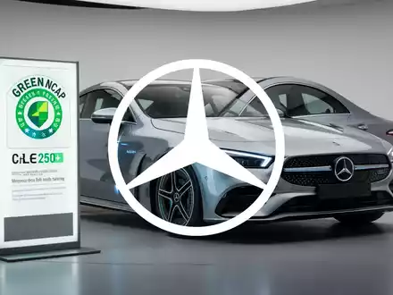 Ein eleganter, moderner Mercedes-Benz CLA EQ 250+ Elektrofahrzeug mit einem prominenten Green NCAP Fünf-Sterne-Rating-Abzeichen. - Foto: über boerse-global.de