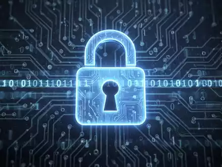 A glowing blue padlock icon superimposed over a detailed circuit board, with streams of binary code in the background, symbolizing digital security and software updates. - Foto: über boerse-global.de