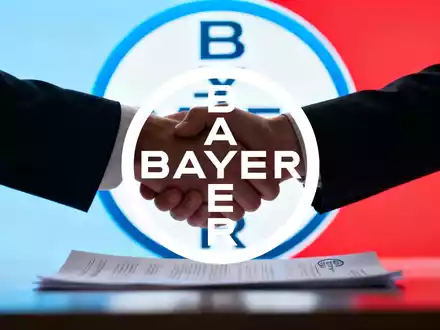Zwei Hände schütteln sich über einem verschwommenen Finanzdokument, das eine Geschäftsvereinbarung symbolisiert. - Foto: über boerse-global.de